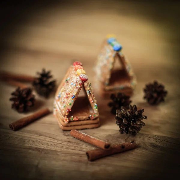 Vánoční stůl. skořicové tyčinky, sušenky a jedlové šišky na dřevě — Stock fotografie