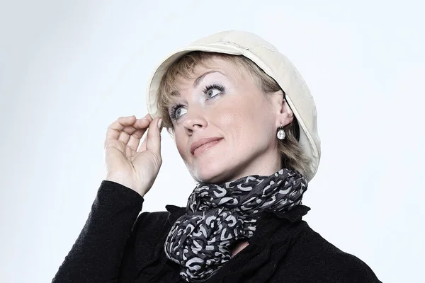 Retrato de mujer glamorosa con una gorra blanca . —  Fotos de Stock