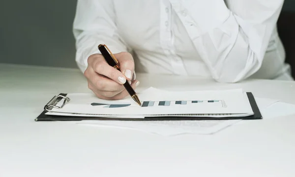 Closeup.business mulher verificando gráficos de marketing . — Fotografia de Stock