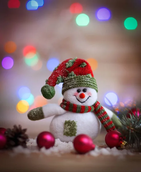 Cartão de Natal. brinquedo boneco de neve no fundo de Natal. — Fotografia de Stock