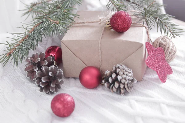 Dárková krabice a vánoční strom větev a dekorace na bílém — Stock fotografie