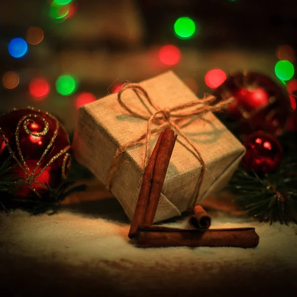 Regalo de Navidad y decoraciones del árbol de Navidad en el fondo — Foto de Stock