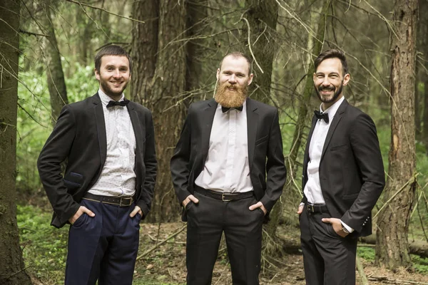 Porträt von Geschäftspartnern vor dem Hintergrund des Waldes — Stockfoto