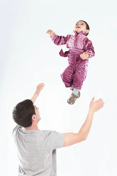 Lycklig far leker med hans son som är klädd i en zigenare kostym — Stockfoto