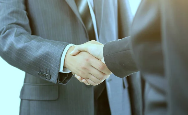 Handdruk van de twee zakenlieden, overeengekomen in het contract. — Stockfoto
