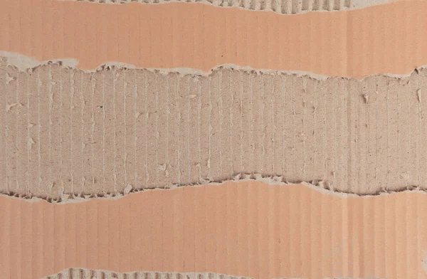 Beyaz zemin üzerine karton iki bozuk parça — Stok fotoğraf
