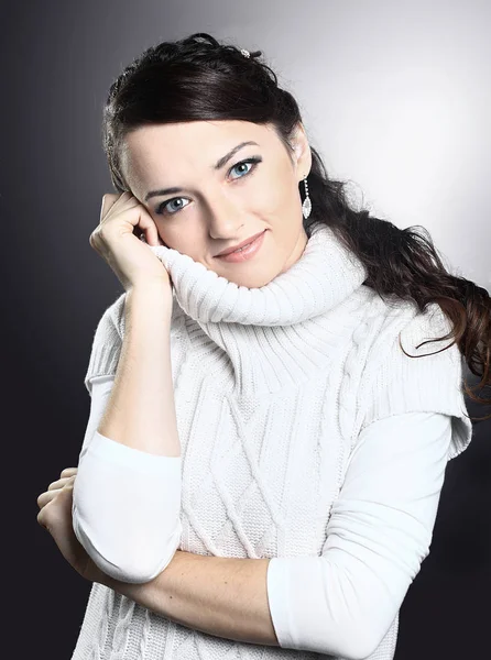 Portret van mooie jonge vrouw in de witte trui — Stockfoto