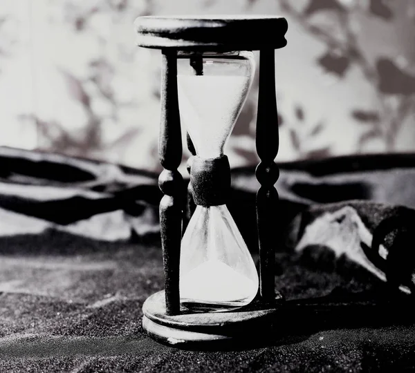 Closeup.Hourglass, egy fából készült asztal, fehér homokkal — Stock Fotó