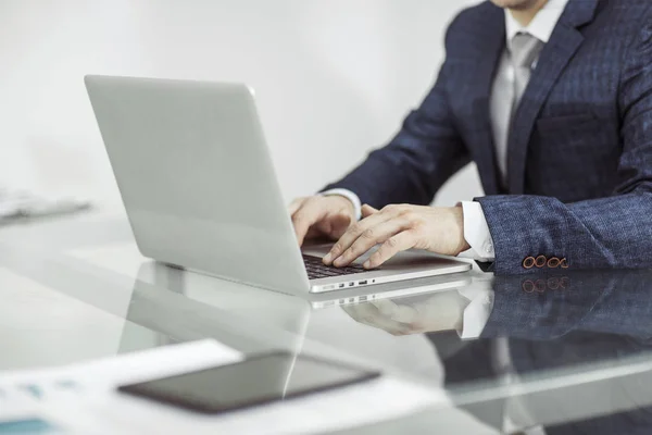 Homme d'affaires réussi travaillant sur ordinateur portable sur le lieu de travail. — Photo