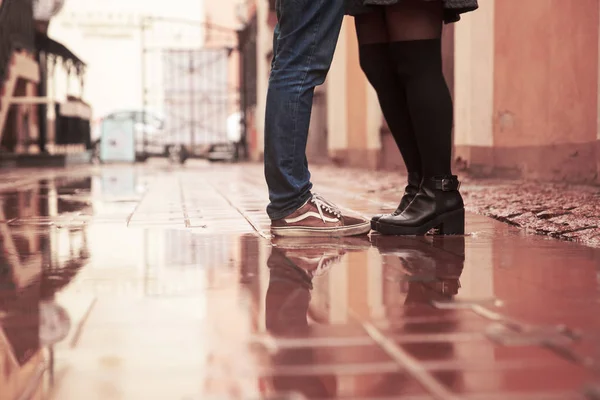 Concept of love:feet loving couple who kiss on the street — Stock Photo, Image
