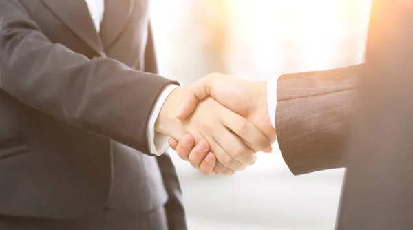 Handshake affärsmän i office — Stockfoto