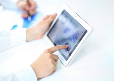 İşadamı değmek kapı aynası ekranda gösterilen grafik tutan eller
