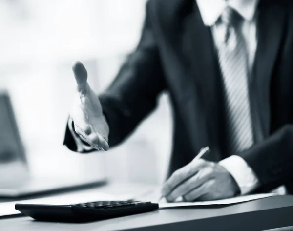 Retrato de um empresário de sucesso dando uma mão — Fotografia de Stock