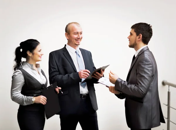 Immagine di un team aziendale che discute gli ultimi risultati finanziari — Foto Stock