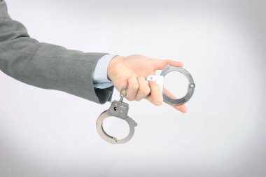 Tutan kelepçeleri el.