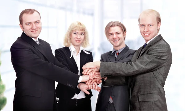 Equipe de negócios colocar as mãos juntas . — Fotografia de Stock