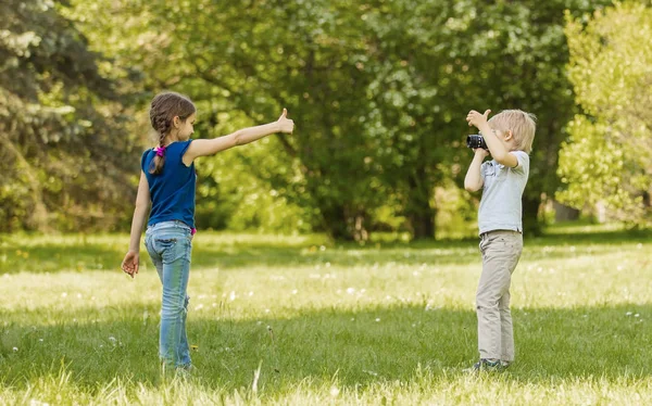 Broer en zus zijn gefotografeerd in zomer Park — Stockfoto