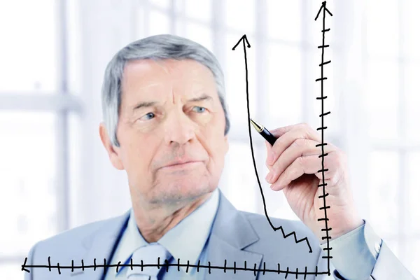 Empresario en edad, dibuja un gráfico . —  Fotos de Stock