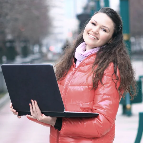 Beautiful girl with laptop in the Park. Freelance — Stock Photo, Image