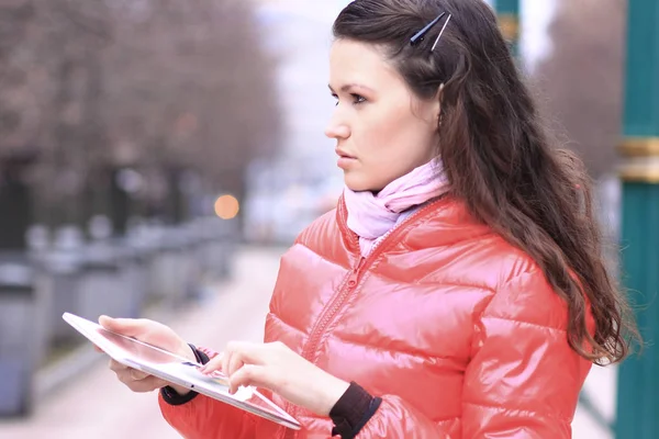 Mooi doordachte meisje met een tablet in het Park. Freelance, externe werkzaamheden — Stockfoto