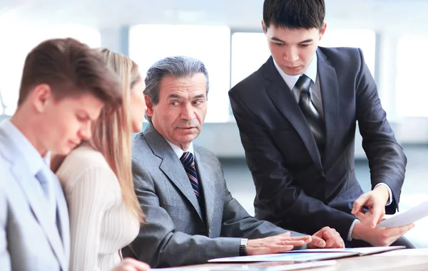 Sonriente equipo de negocios discutiendo algo — Foto de Stock