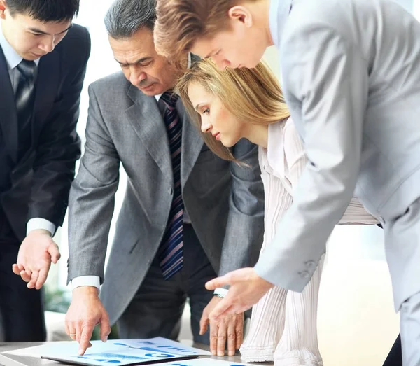 Business team che lavorano insieme al loro progetto di business — Foto Stock