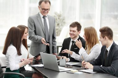 sorunlara çözüm bulmak için iş ekibi ile tartışırken üst düzey iş adamı