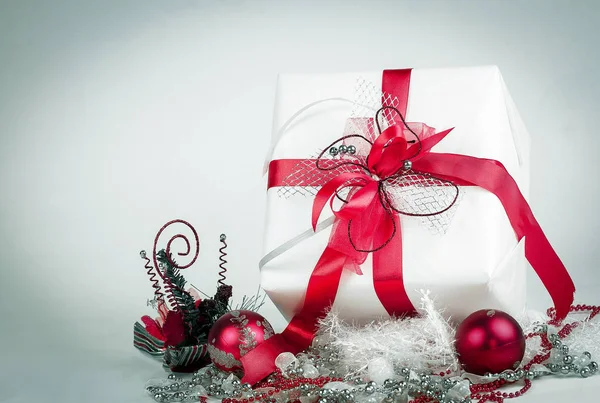 Fehér díszdobozban és karácsonyi díszek, fehér alapon — Stock Fotó
