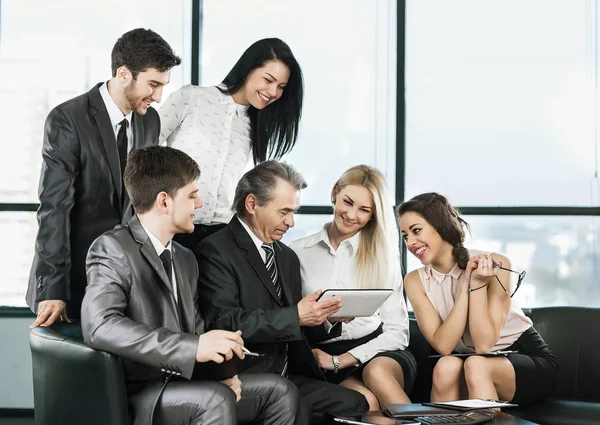 Um grupo de empresários discutindo a política da empresa — Fotografia de Stock