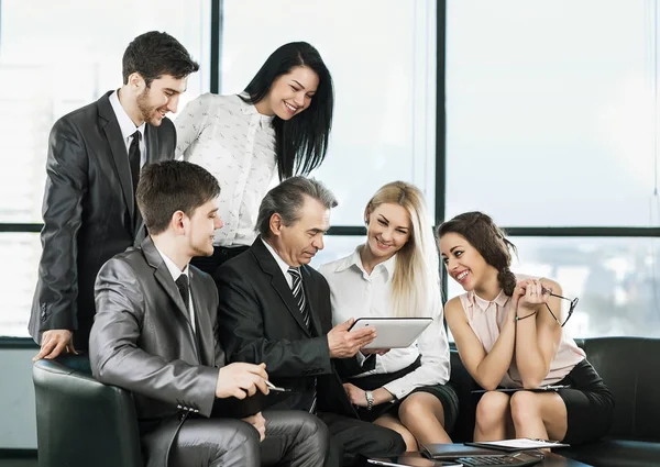 Un grupo de empresarios discutiendo la política de la empresa —  Fotos de Stock