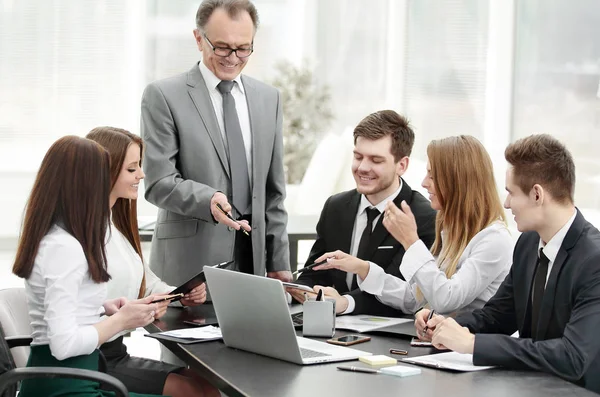 Senior businessman discussing with business team to work issues — Stock Photo, Image