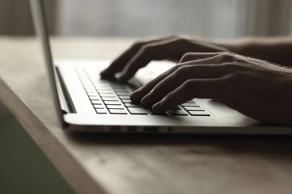 De cerca. hombre de negocios escribiendo en el teclado portátil —  Fotos de Stock