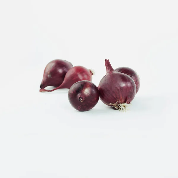 Wielu szefów czerwony onion.isolated na Zielone Świątki — Zdjęcie stockowe