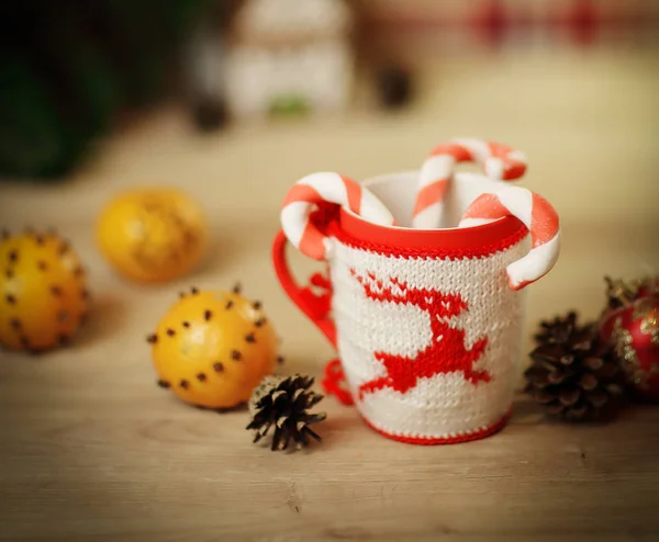 Karácsonyi csésze és narancs fából készült háttér elmosódott. — Stock Fotó