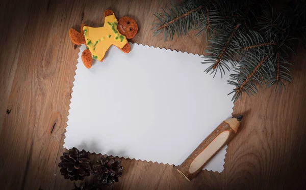 Чистая рождественская открытка, пряники и карандаш на деревянной бэкгру — стоковое фото