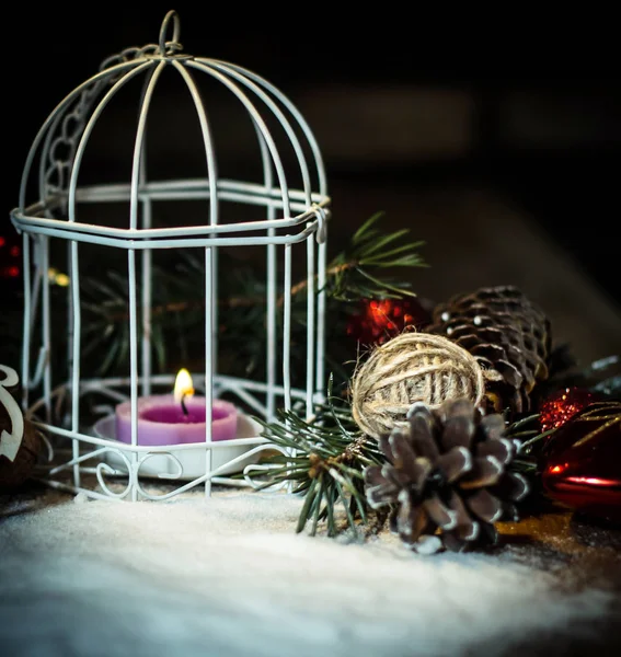 Weihnachtskerze und festliche Accessoires auf schwarzem Hintergrund. — Stockfoto