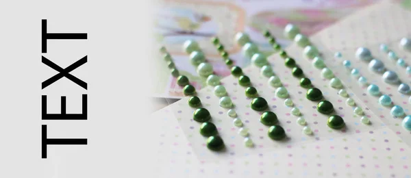 Set aus glänzenden Perlen auf kreativem Hintergrund — Stockfoto