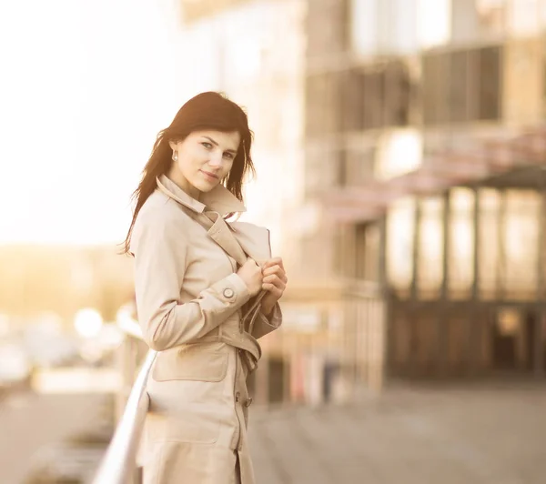 Jovem mulher de negócios em pé em uma cidade grande olha  . — Fotografia de Stock