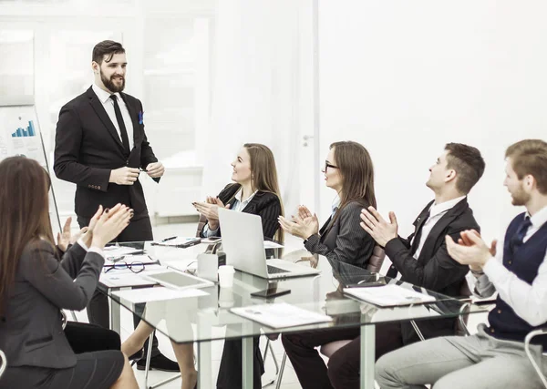 Equipo empresarial aplaudiendo al Gerente de Finanzas por la presentación del nuevo proyecto en el lugar de trabajo — Foto de Stock