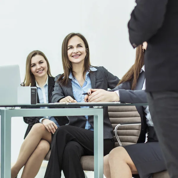 Director General de la empresa mantiene una reunión de trabajo con el equipo empresarial — Foto de Stock