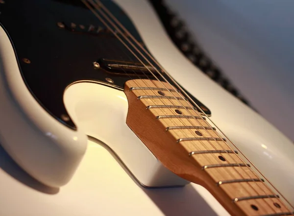 Closeup.Black kytara na bílém pozadí. — Stock fotografie