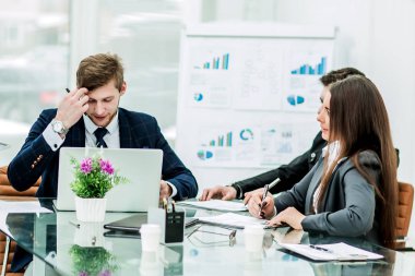 Yeni con imzalamadan önce kar iş ortakları tartışmak