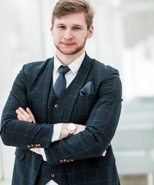 Νεοφερμένος επιχειρηματία σε ένα επαγγελματικό κοστούμι στέκεται κοντά στο παράθυρο — Φωτογραφία Αρχείου