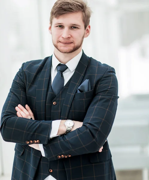 Nuovo arrivato uomo d'affari in un abito da lavoro si trova vicino alla finestra — Foto Stock