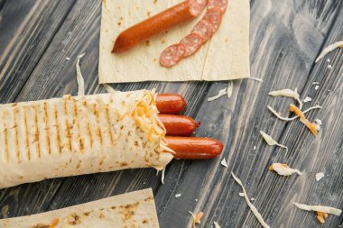 Şef tarafından masaya pide ekmek sosis