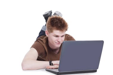 portre. modern adam yerde yatarken laptop çalışma.