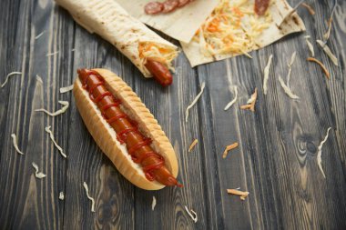 hızlı food.hot köpekler ahşap zemin üzerine sos ile