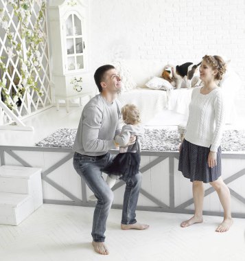 sevgi dolu anne kızı yatak odasında oynamak.