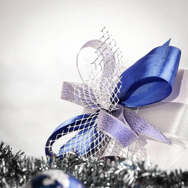 クリスマス プレゼントとお祝いの白い背中に青のクリスマス ボール — ストック写真