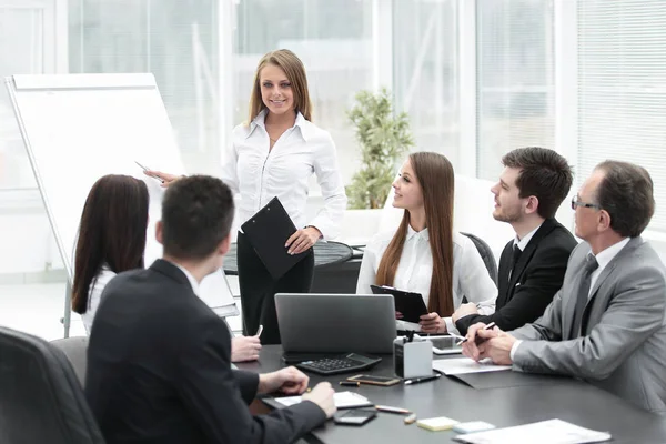 Business woman conducting a presentation for business colleagues — Stock Photo, Image